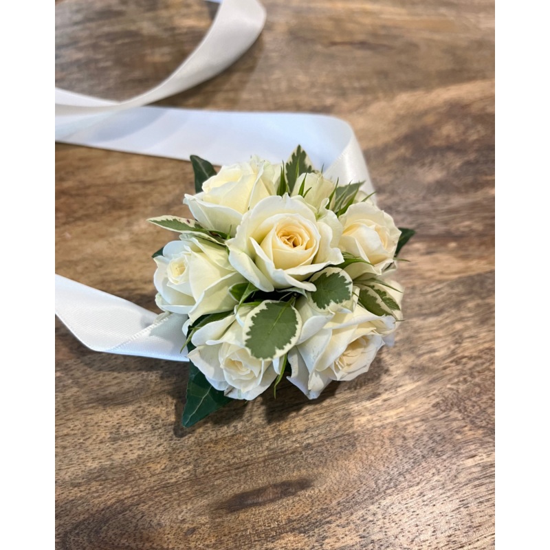 Blooms & You – Standard Corsage