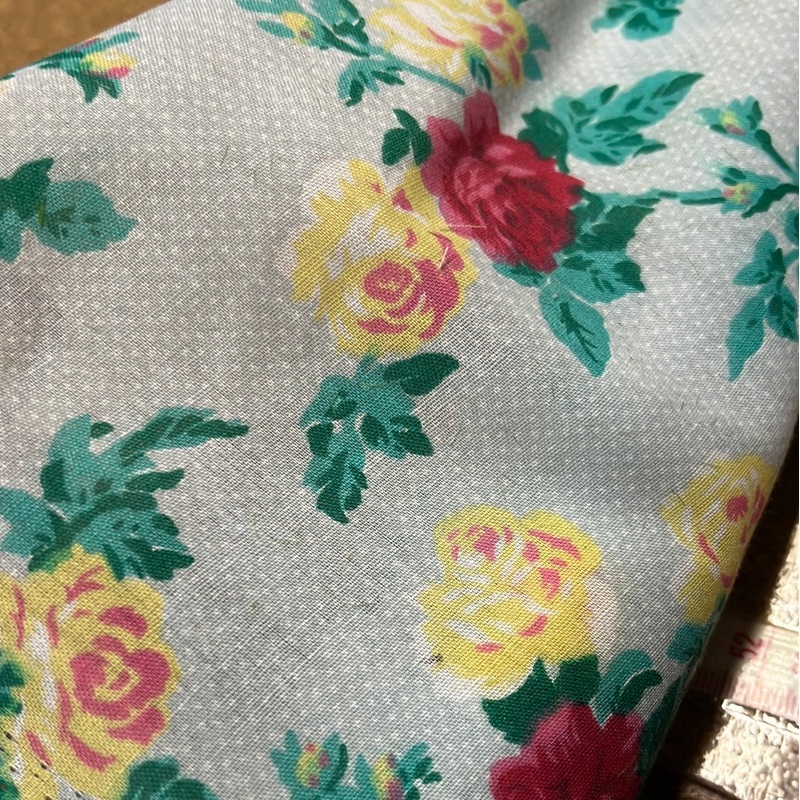 1M Off White\ Grey Polycotton Floral Fabric x 112cm – Roses on Dotty Background