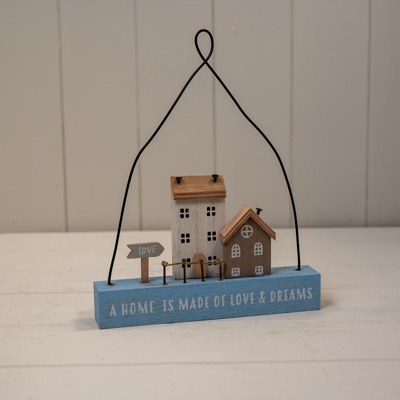 18cm Wooden House Sign – ‘A Home is Made of Love & Dreams’