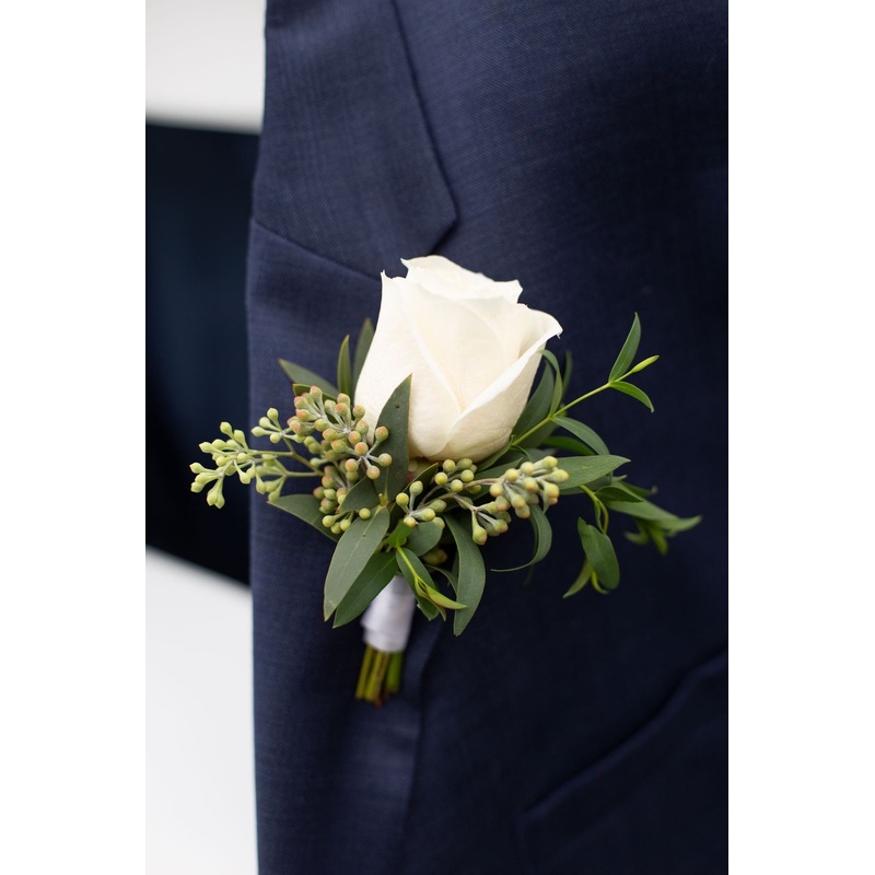 Classic Ivory Boutonnire – B5053