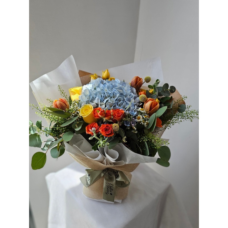Elena – Blue hydrangea with yellow and orange tones