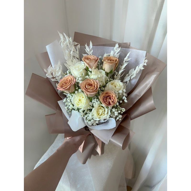 Savannah – Cappucino, White Rose & Babys Breath Bouquet