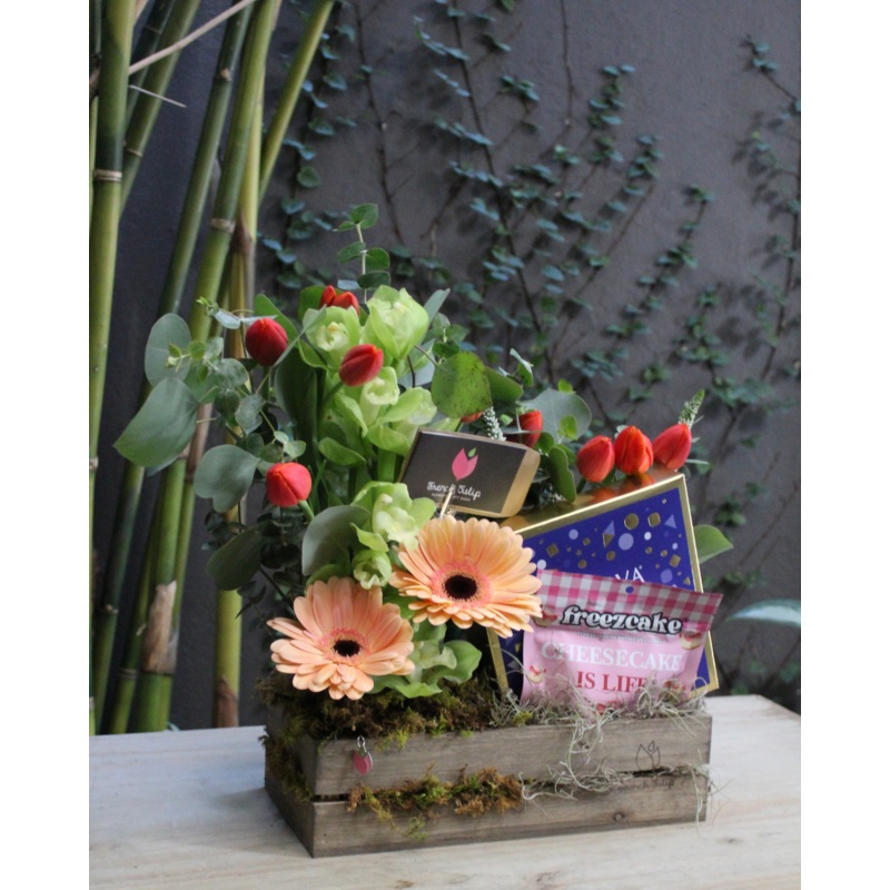 Floral Bliss w. Godiva and freeze-dried cheesecake bites