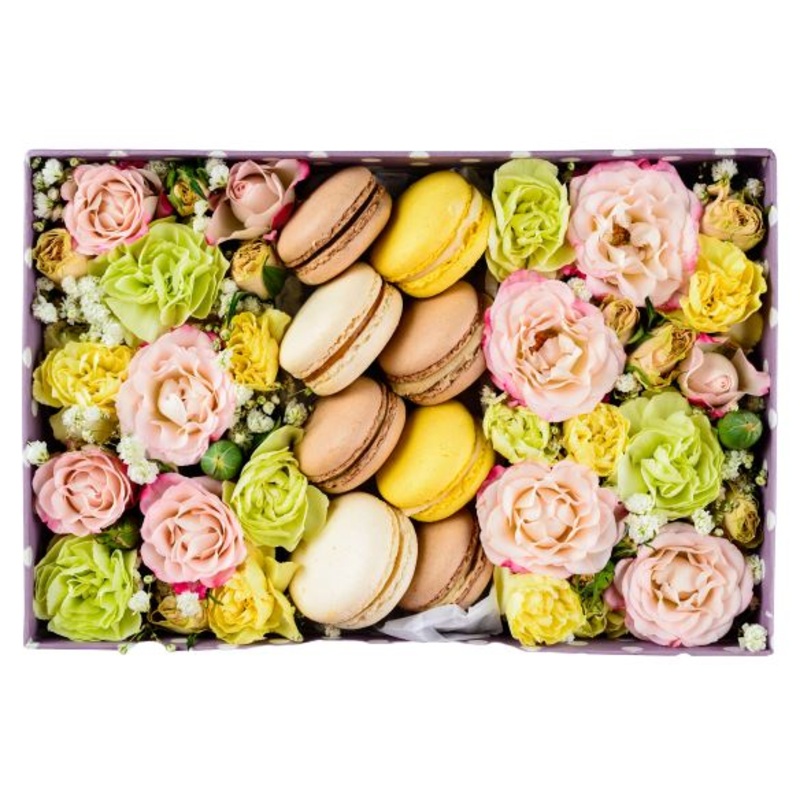 Spray Roses Box with Macaroons