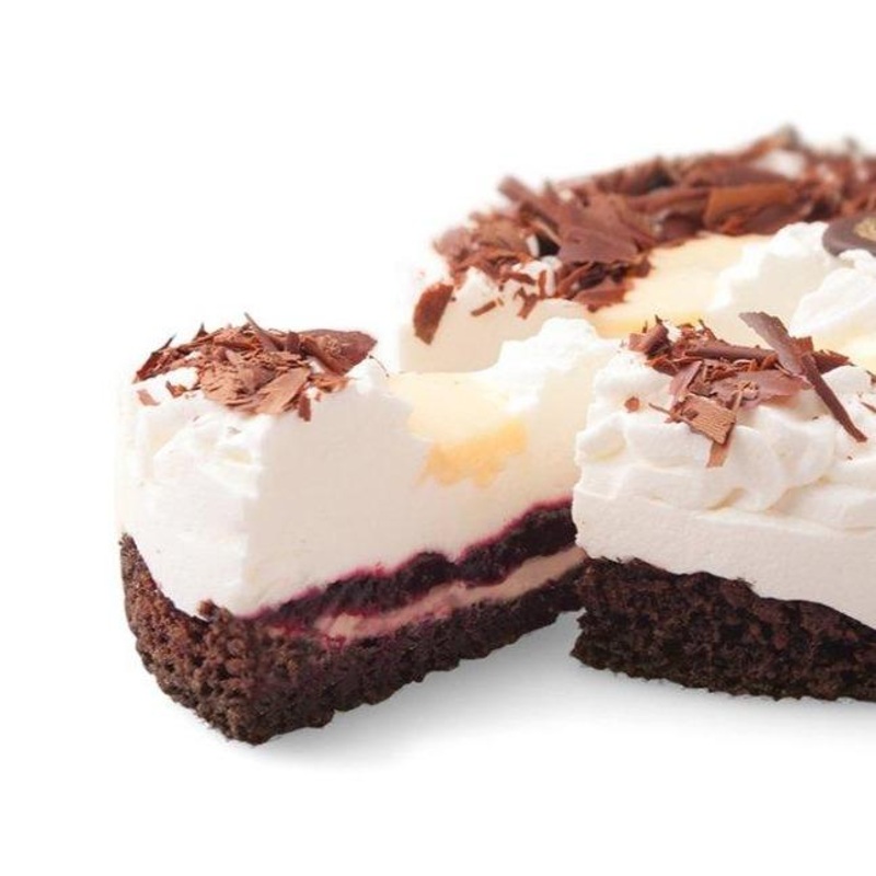 Creamy Cake with Blackcurrant Filling