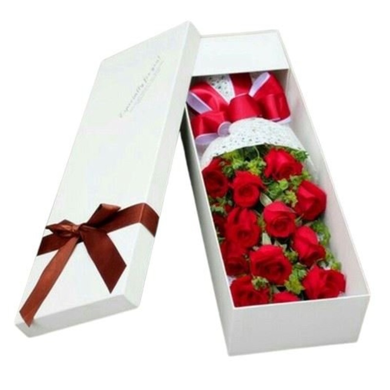 Luxury Dozen Roses with Bupleurum Gift Box