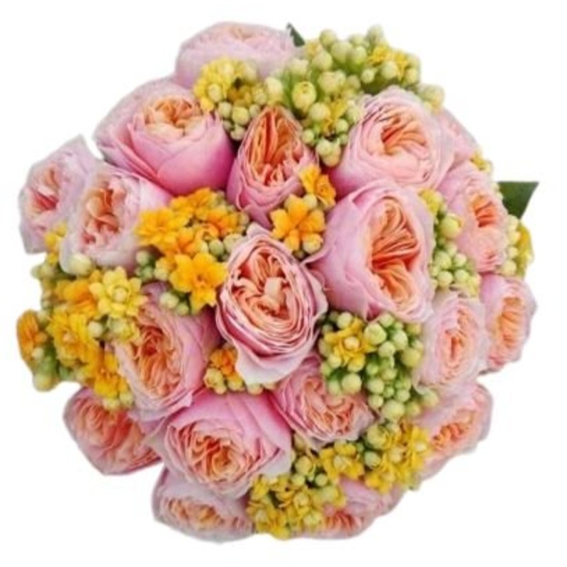 Charming Bouquet of Peach Garden Roses with Kalanchoe