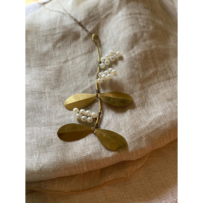 Mistletoe Decoration-9.5cms wide x 18cms long, wire 14.5cms long