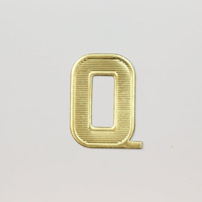 MJ40013/Q (11703) – Block Letter Q Gold 25/Bg