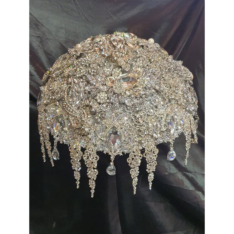 Crystal brooch bouquet, jeweledge  bouquet, alternative Great Gatsby style wedding flowers.
