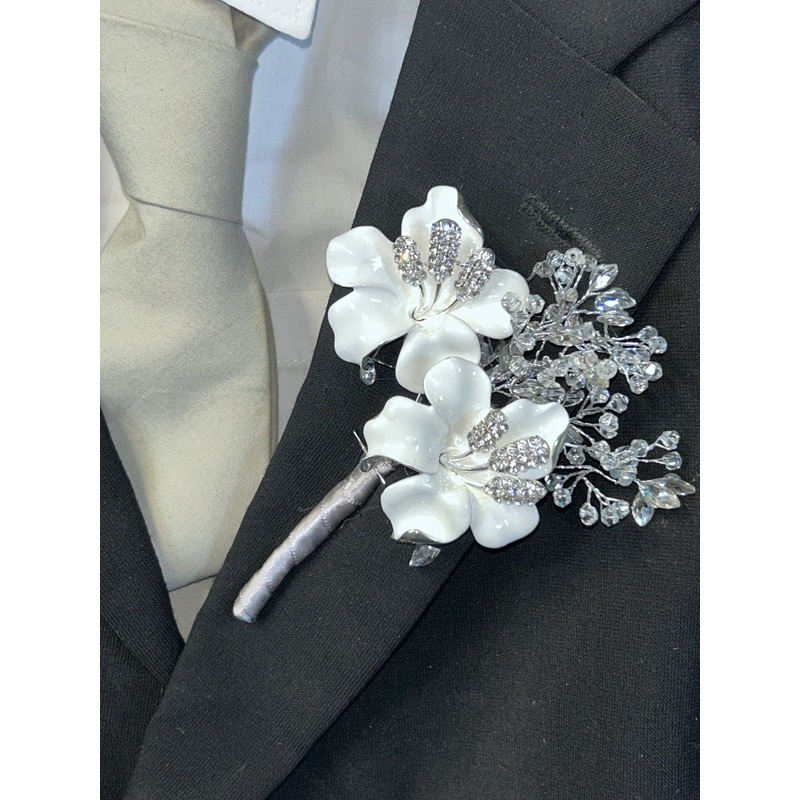 White flower Brooch Groom usher large Boutonniere. Alternative  flower lily,Wedding Buttonhole Pin.Wedding Boutonnire by Crystal wedding uk